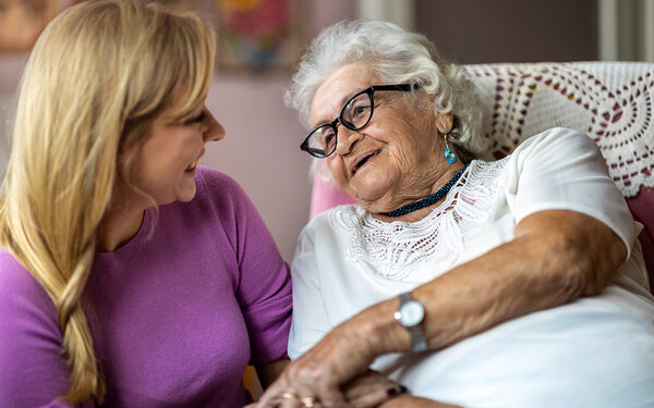 Eine Familienangehörige kümmert sich um ihre Oma, Hilfe bekommt sie über den AOK Familencoach Pflege.