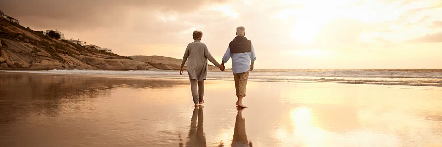 Eine Frau und ein älterer Mann umarmen sich. Die Menschenwürde wird auch bei einer Organspende gewahrt.