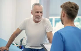 Ein Mann ist beim Arzt und spricht �über seine Gesundheit bei einem Gesundheits-Check-Up.