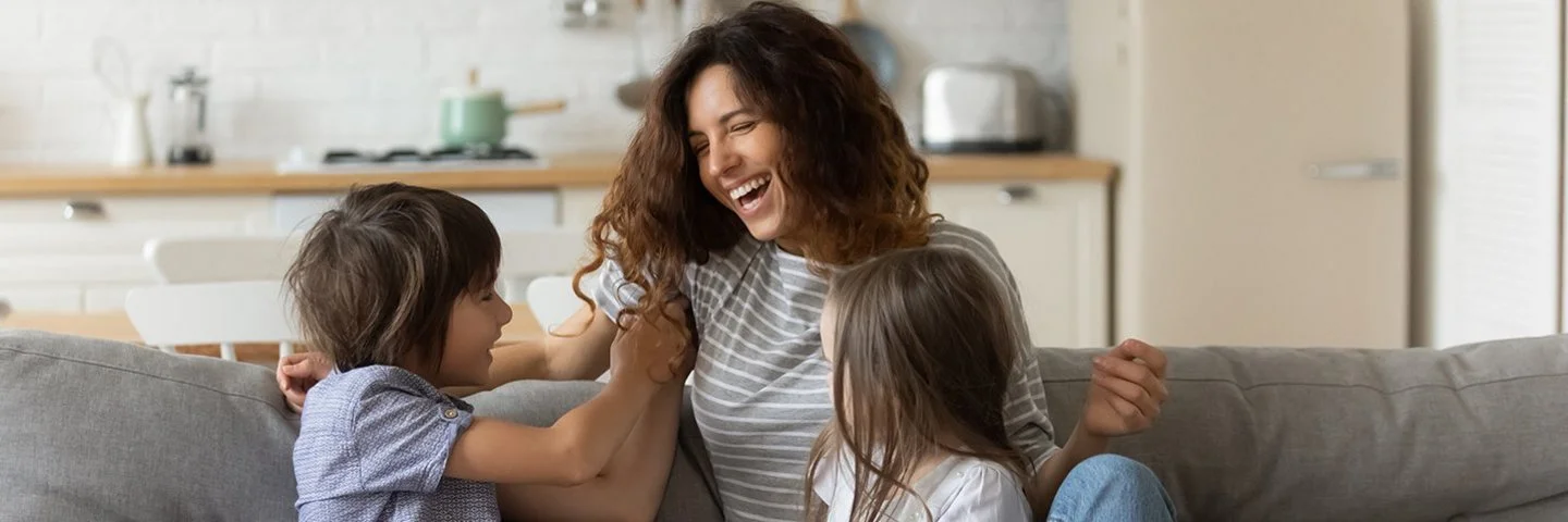 Mutter mit Kindern auf dem Sofa