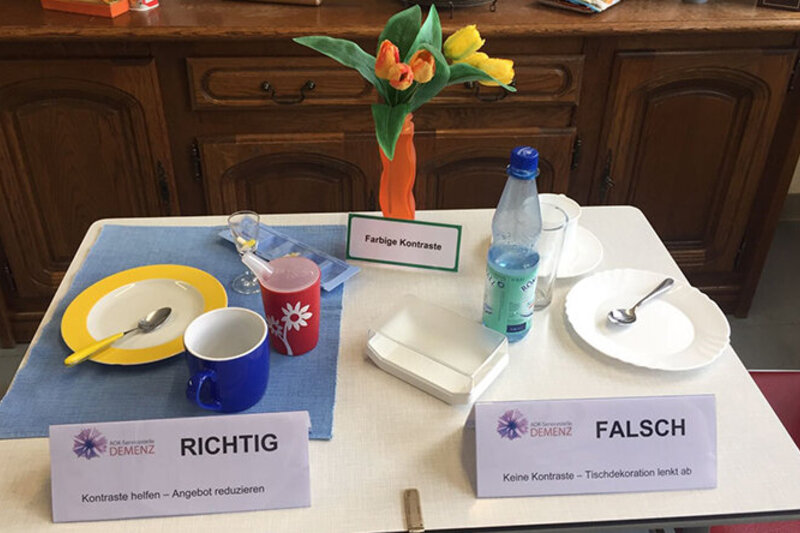Die Küche war früher der Mittelpunkt einer jeden Wohnung. Auch heute ist der Bereich für viele Menschen wichtig, da besonders Frauen leidenschaftlich gebacken und gekocht haben. Hier möglichst lange die Selbstständigkeit erhalten zu können, ist für viele wünschenswert. Welche Aufgaben können aufgrund der Erkrankung noch übernommen werden? Welche Hilfen gibt es? Was ist in punkto Elektrogeräte, zum Beispiel Herd zu beachten? Auch die Nahrungsaufnahme kann im Laufe der Demenzerkrankung Schwierigkeiten darstellen. Welche kleinen Hilfsmittel bieten hier Unterstützung und erzielen eine größtmögliche Wirkung?