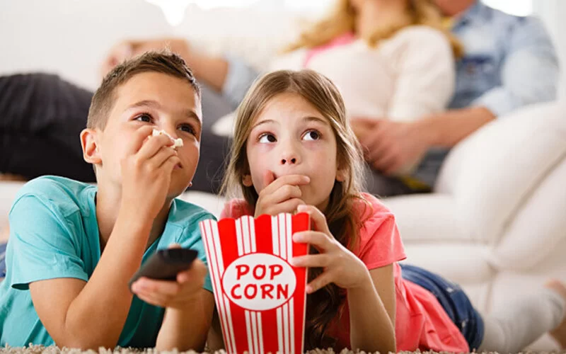 Ein kindgerechter Filmabend mit Popcorn für Groß und Klein.