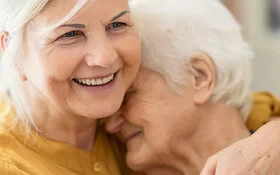 Zwei Frauen umarmen sich. Seit der Krebsdiagnose achten sie mehr auf sich selbst und den anderen.