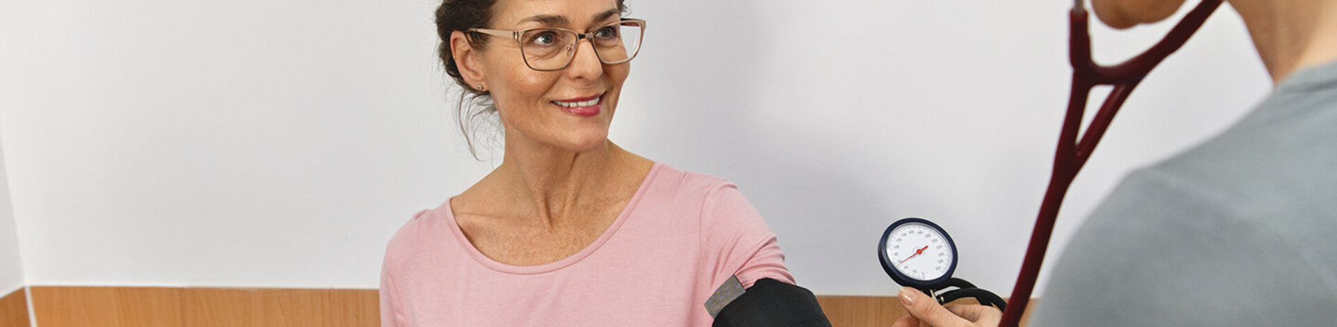 Ein Arzt hört einen Patienten ab. Mit regelmäßigen Gesundheits-Check-Ups lassen sich Erkrankungen frühzeitig diagnostizieren.