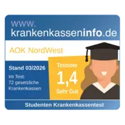 Zu sehen ist das blaue Siegel von krankenkasseninfo.de, mit einer Illustration rechts im Bild von einer lachenden Studentin in schwarzem Talar.