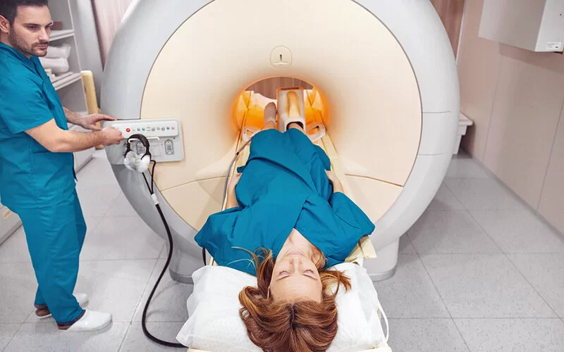 Der Fuß einer Patientin wird mit einem MRT-Gerät auf einen Ermüdungsbruch untersucht.