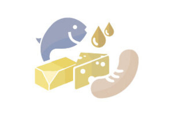 Das Bild zeigt Lebensmittel ohne Kohlehydrate. Es sind ein Fisch, Butter, Käse und eine Wurst zu sehen.