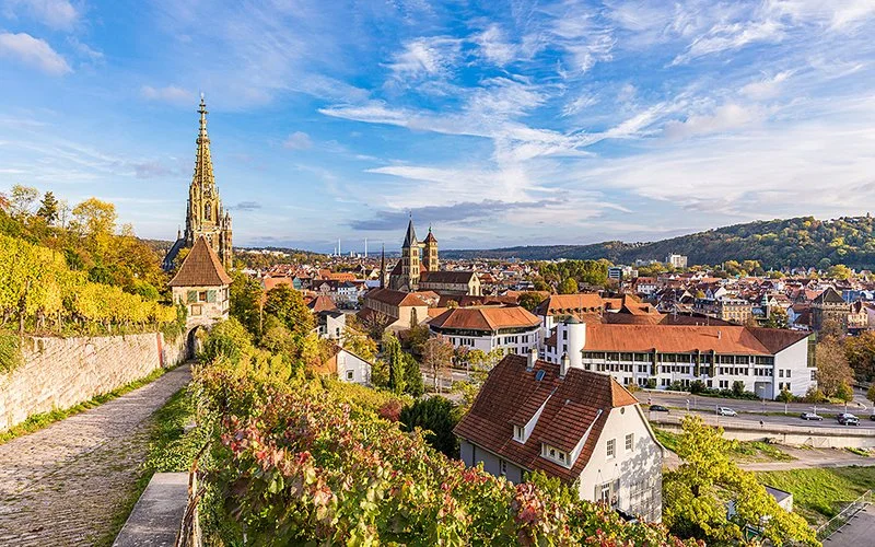 Blick über Esslingen am Neckar mit Altstadt und Hängen im Hintergrund.