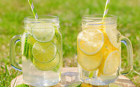 Gesunde Durstlöscher: Infused-Water-Rezepte mit Zitrone und Limetten