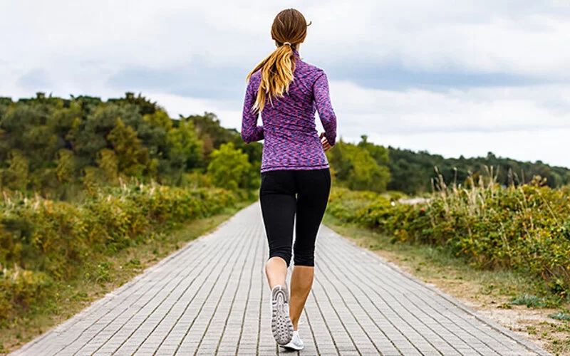 Frau von hinten beim Power Walking