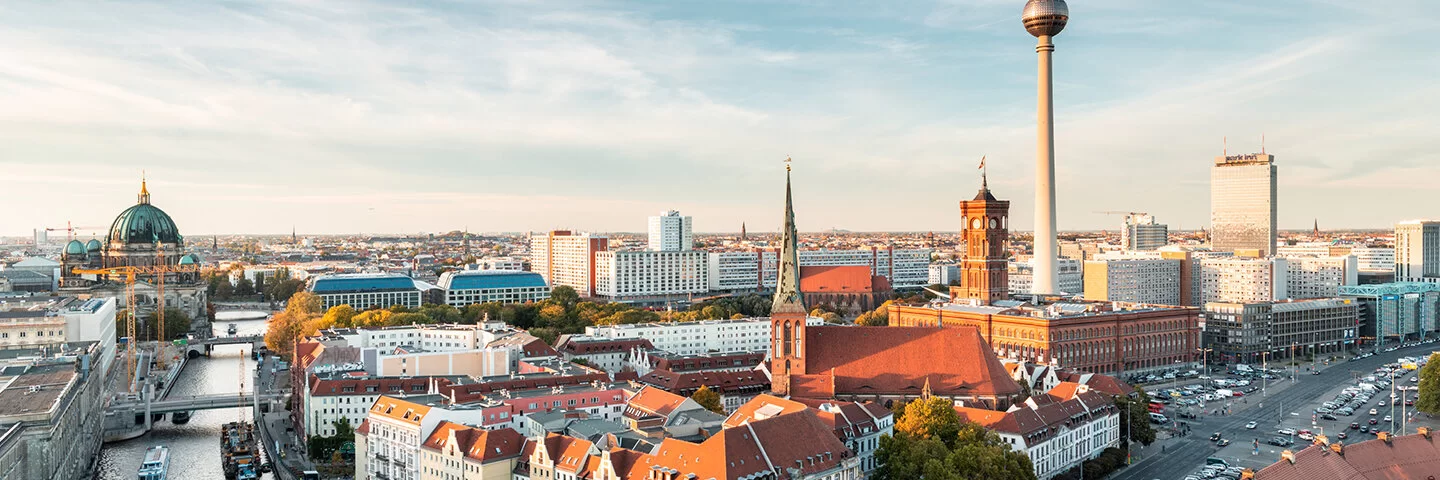 Berlin, Skyline auf sonnigen Abend im Herbst