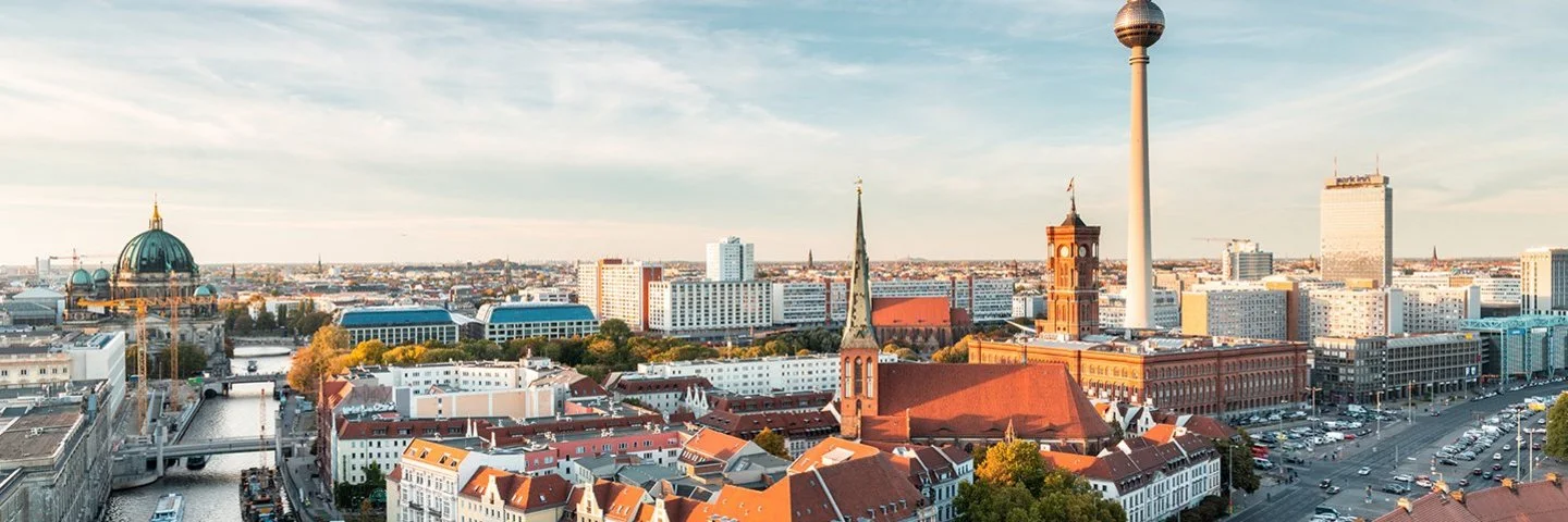 Berlin, Skyline auf sonnigen Abend im Herbst