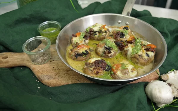 Gefüllte Champignons auf Petersilienpesto von Fernsehköchin Felicitas Then.