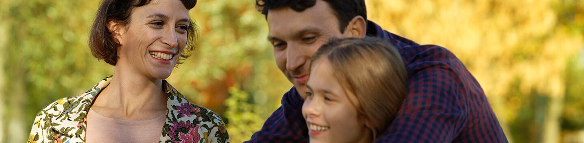 Mutter, Vater und Tochter sind zusammen in der Natur. Eltern-Kind- und Vater-Kind-Kuren helfen Familien, neue Kraft zu schöpfen.