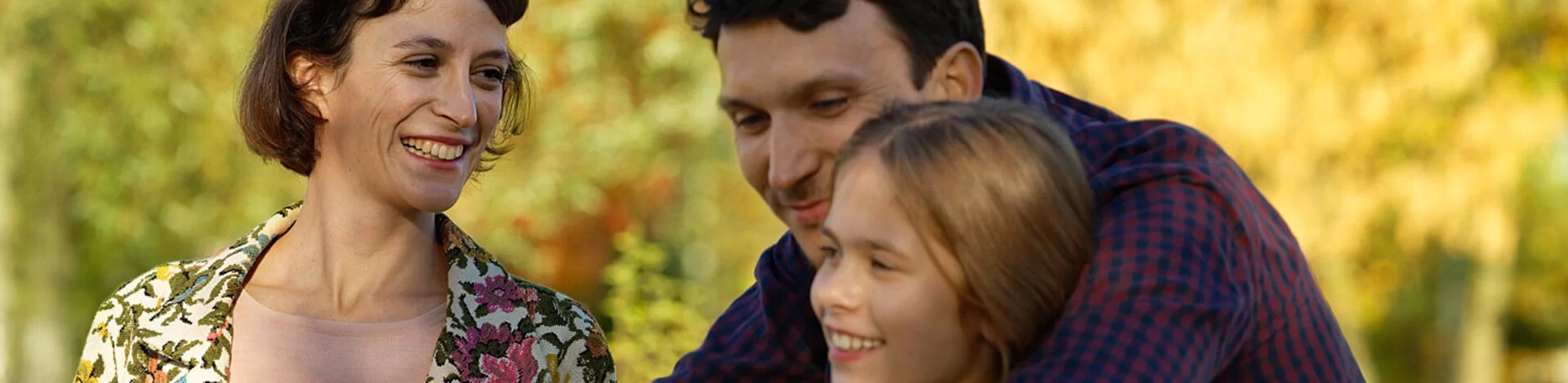 Mutter, Vater und Tochter sind zusammen in der Natur. Eltern-Kind- und Vater-Kind-Kuren helfen Familien, neue Kraft zu schöpfen.