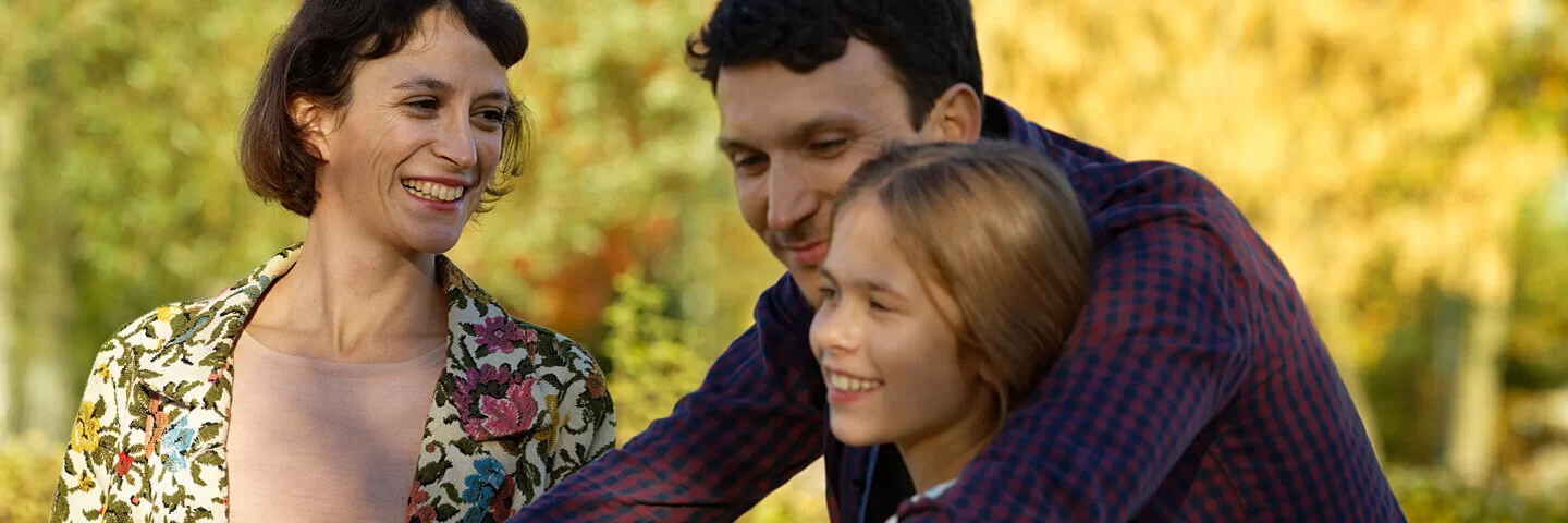 Mutter, Vater und Tochter sind zusammen in der Natur. Eltern-Kind- und Vater-Kind-Kuren helfen Familien, neue Kraft zu schöpfen. 