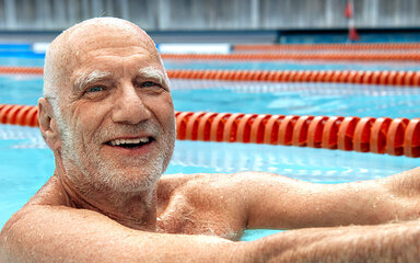 Ein älterer Mann ist im Schwimmbad. Als Rentner hat er bei der AOK zahlreiche Vorteile.