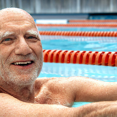 Ein älterer Mann ist im Schwimmbad. Als Rentner hat er bei der AOK zahlreiche Vorteile.