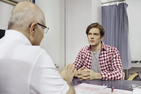 Arzt berät Patienten