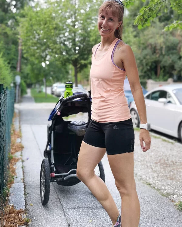 Melanie Blaschka im Sportoutfit und mit Kinderwagen