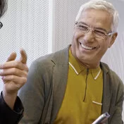Zwei Männer blicken auf ihre Smartphones. Ihre elektronische Patientenakte können sie mit der App “AOK Mein Leben” aufrufen.