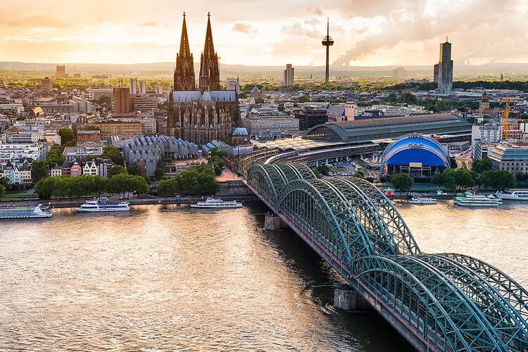 Panorama von Köln bei Sonnenuntergang.