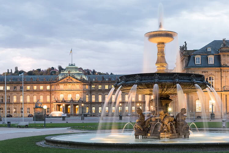 Der Schlossplatz in Stuttgart am frühen Abend.