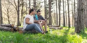 Eine Gruppe älterer Menschen läuft durch den Wald.