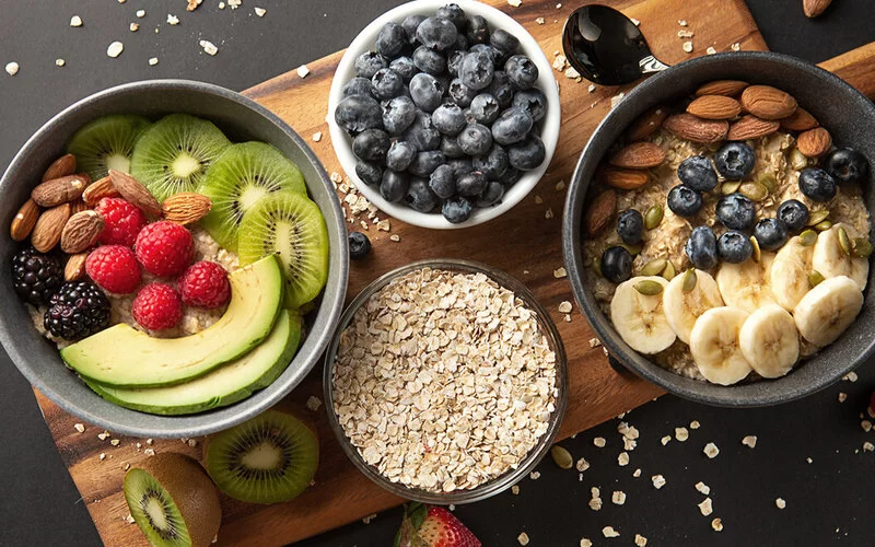 Auf einem Essenstablett stehen mehrere Früchtebowls.