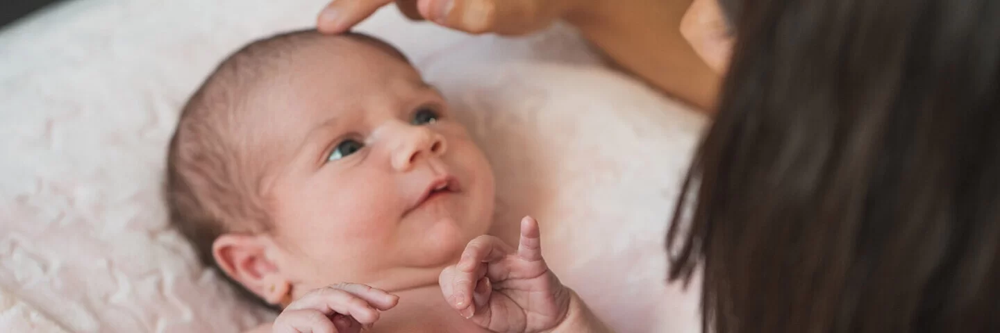 Oberhalb der Stirn findet sich die größte Fontanelle bei Babys.