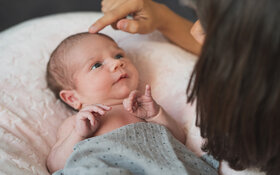 Oberhalb der Stirn findet sich die größte Fontanelle bei Babys.