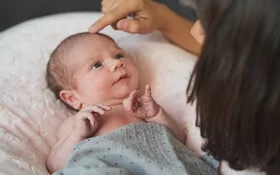 Oberhalb der Stirn findet sich die größte Fontanelle bei Babys.