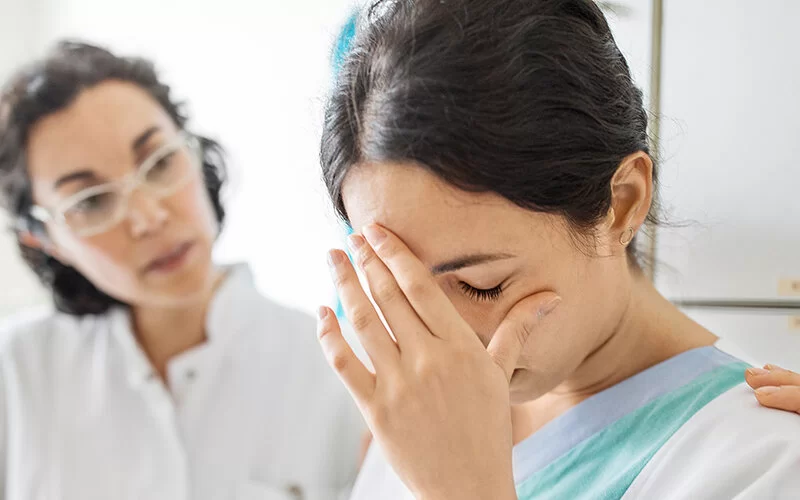 Eine geschockte Frau sucht nach der Krebsdiagnose eine Psychoonkologin auf.