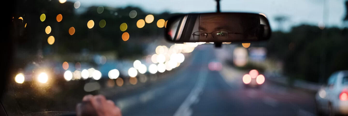 Autofahren bei Nachtblindheit ist keine gute Idee – der Verkehr kann nur noch verschwommen wahrgenommen werden.