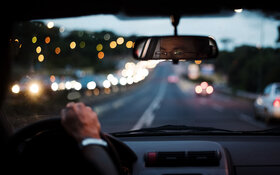 Autofahren bei Nachtblindheit ist keine gute Idee – der Verkehr kann nur noch verschwommen wahrgenommen werden.