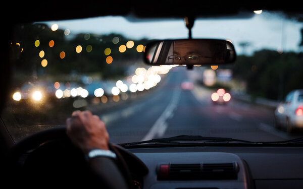 Autofahren bei Nachtblindheit ist keine gute Idee – der Verkehr kann nur noch verschwommen wahrgenommen werden.
