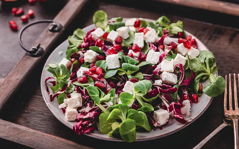 Feldsalat mit Granatapfelkernen und Feta.