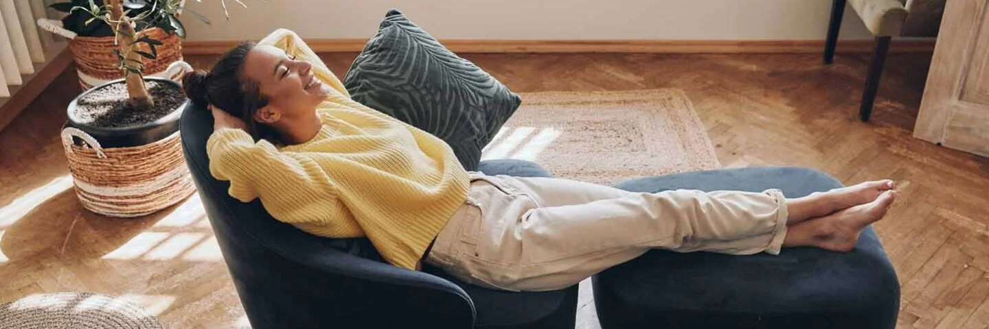 Foto: Blick von oben auf eine glückliche Frau auf einem Sessel