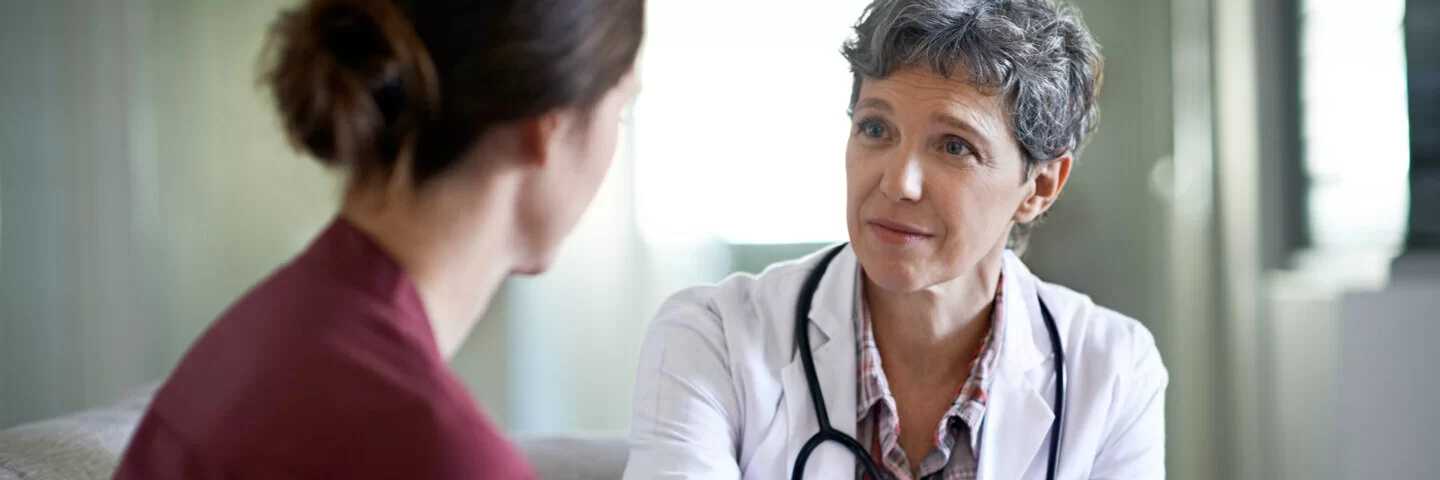 Eine Frau spricht mit ihrer Ärztin. Abtreibungen sind keine leichte Entscheidung.