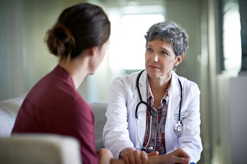 Eine Frau spricht mit ihrer Ärztin. Abtreibungen sind keine leichte Entscheidung.