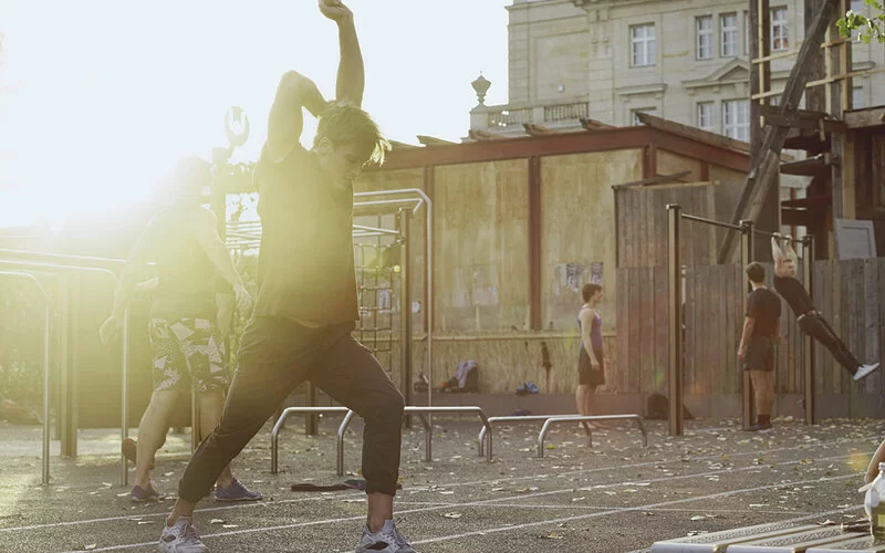 Ein Mann dehnt sich beim Outdoor-Training.