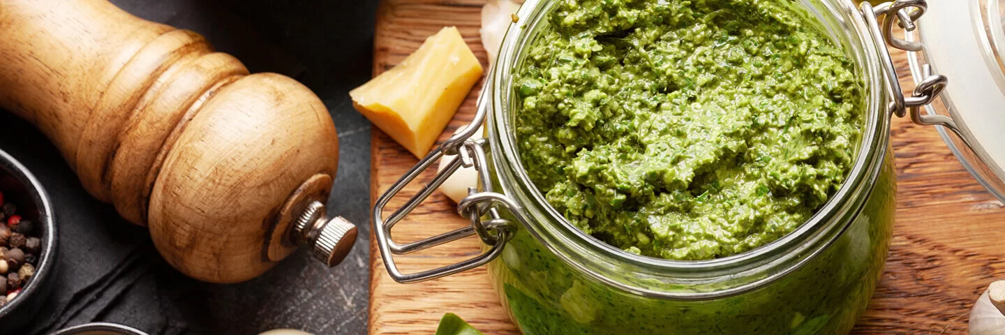 Basilikum, Pinienkerne, Olivenöl, Parmesan und Knoblauch sind die wichtigsten Zutaten für selbstgemachtes Pesto