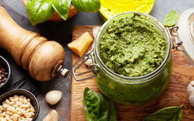 Basilikum, Pinienkerne, Olivenöl, Parmesan und Knoblauch sind die wichtigsten Zutaten für selbstgemachtes Pesto