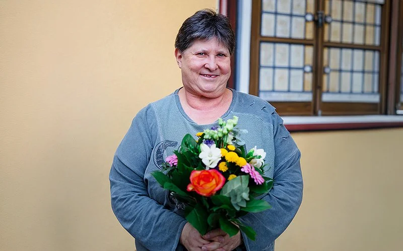 Porträt von Dagmar Schreck Preisträgerin des Empathie-Awards Pflege, Pflegemitarbeiterin, initiiert Gartennutzung für Menschen mit Demenz und kümmert sich um jahreszeitliche Gestaltung.