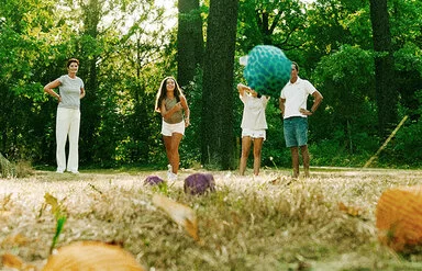 Eine Familie spielt Crossboccia in der Natur.