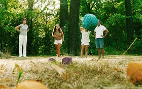 Eine Familie spielt Crossboccia in der Natur.