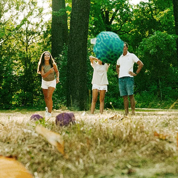 Eine Familie spielt Crossboccia in der Natur.