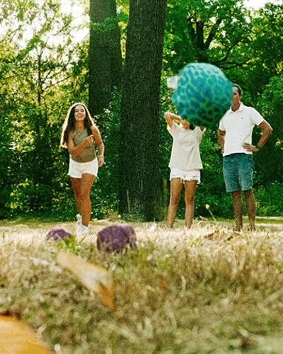 Eine Familie spielt Crossboccia in der Natur.