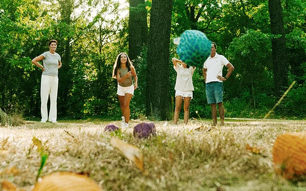 Eine Familie spielt Crossboccia in der Natur.