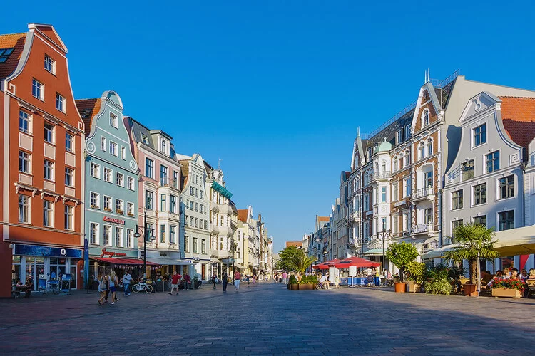 Blick auf eine Einkaufsstraße in Rostock im Sommer.